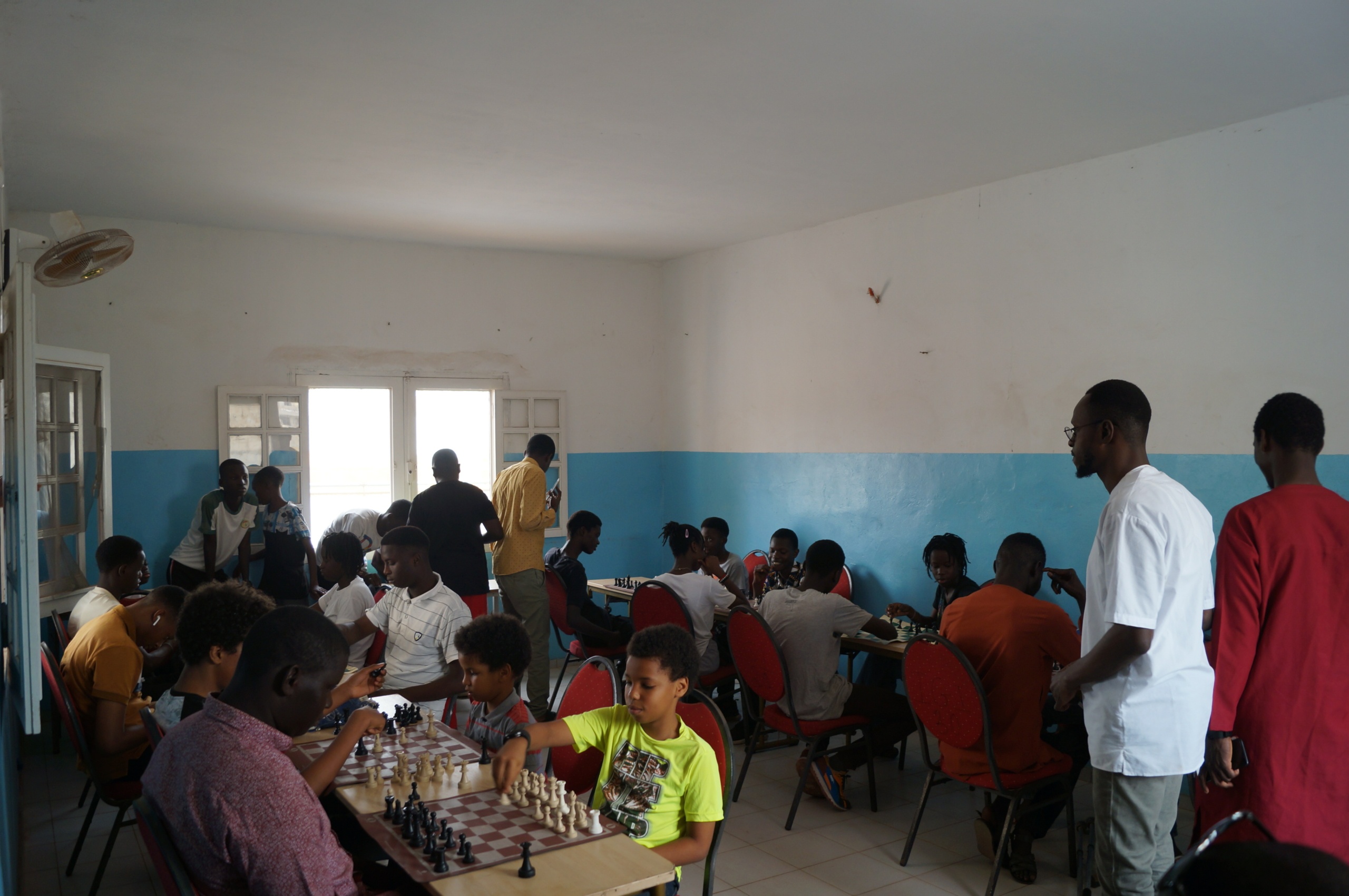 Les cours sont donnés dans d’une salle de classe prêtée par l’Institut de gestion d’informatique du transport et de la logistique, à Dakar.