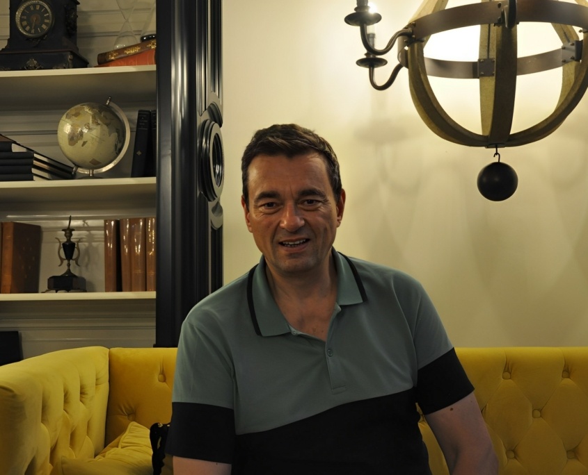 441c8ee6-e84a-4cb3-bd2b-50bc6c901285 Portrait d'Eric Prié