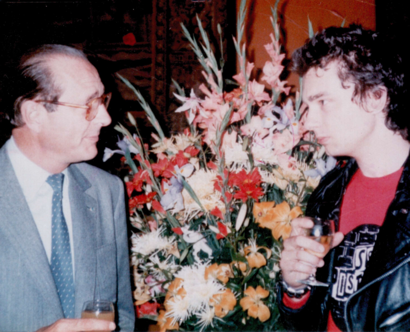 Jacques Chirac et Eric Prié buvant un verre ensemble