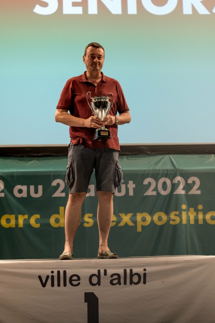 Eric Pré sur le podium à l'occasion du championnat de France à Albi avec un trophée dans les mains