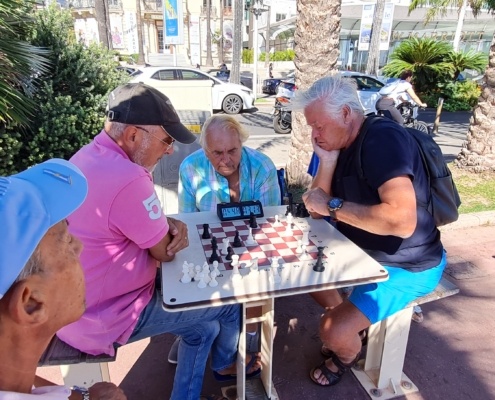 Depuis bientôt quatre ans, les joueurs ne se retrouvent plus que dans les locaux du club. Ils ont un plus bel espace de jeu : des tables installées directement sur la Croisette, à quelques centaines de mètres du palais des Festivals. La mairie a mis en place quatre échiquiers entourés de tabourets en bois pour le plus grand plaisir des pratiquants.