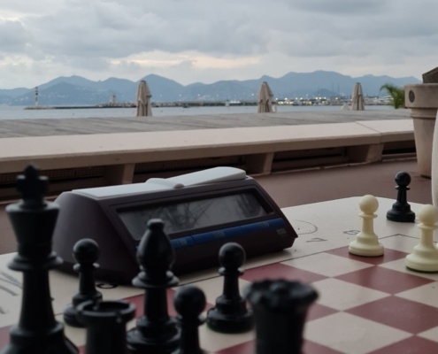 En plus de ramener leurs pièces, les pendules ont évidemment une place sur le bord des tables.