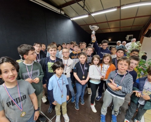 43 jeunes pousses ont participé à l'open B, qui leur était réservé, et tout le monde a reçu une médaille ! Le vainqueur, paul-Emmanuel Rouillier, lève fièrement son trophée. Bravo à toutes et tous !