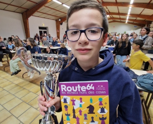 Le benjamin Paul-Emmanuel Rouillier, 999 elo, Echiquier Montacunain, remporte l'open B avec 7 points sur 7 ! Il est désormais lecteur de Route64.