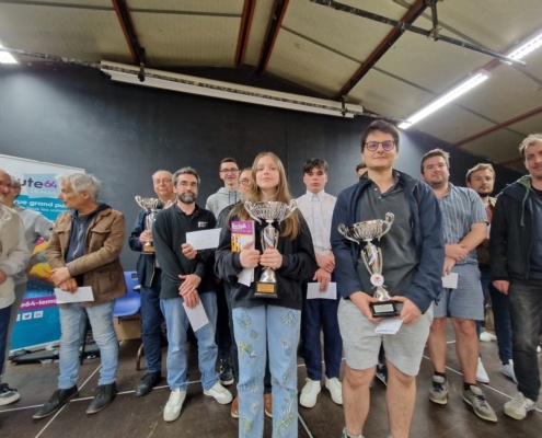 Le podium, avec le GM Maxime Lagarde, vainqueur pour la 6e fois de ce Rapide, et la meilleure féminine, Anna Llard-Nedellec (pupille, 1608 elo, club de Segré), qui remporte un trophée et une revue Route64.